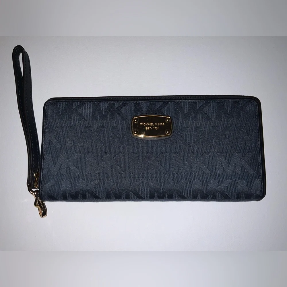 Michael Kors Women's Jet Set Continental Wallet. Excellent Condition.